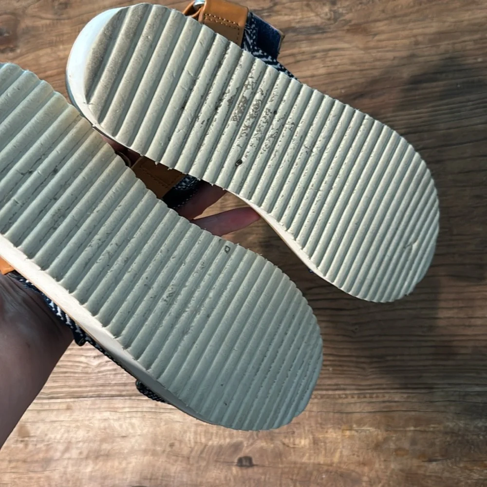 Universal Thread Blue‎ and Tan Sandals with Woven Straps size 11 dur1box